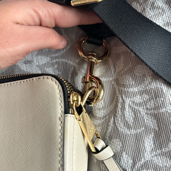 The Marc Jacobs Snapshot CrossBag. White & Gold Color . - Picture 7 of 10